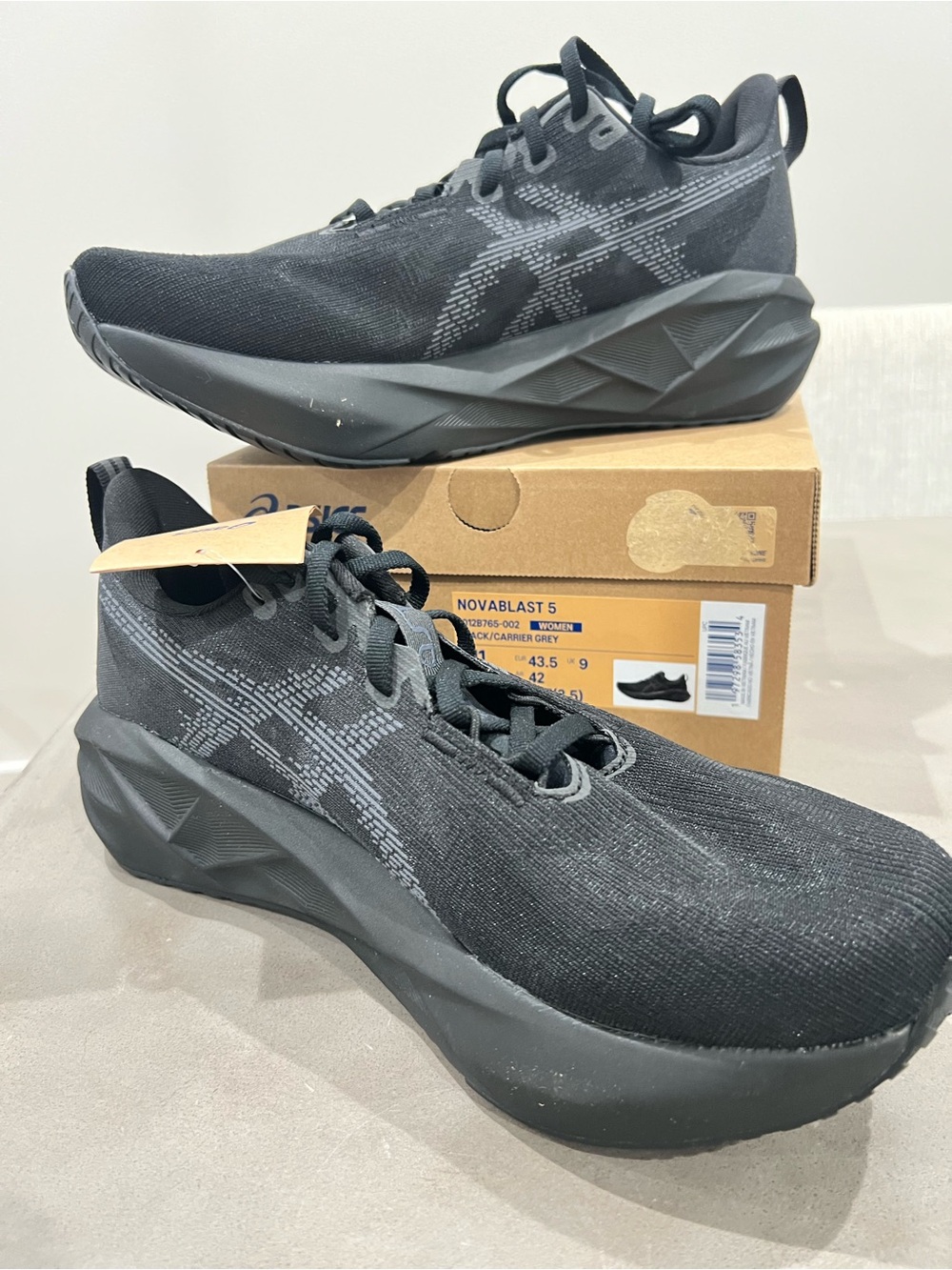 NIB ASICS Novablast 5 Women’s Running Shoes Black Grey Size 11